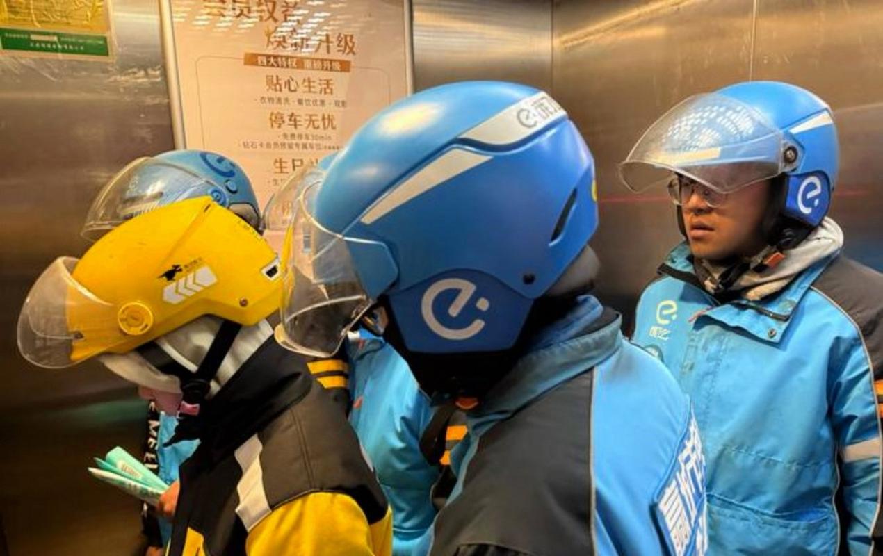 两个同公司外卖员送同一单,后进的居然把东西递给前面那个,然后直接走