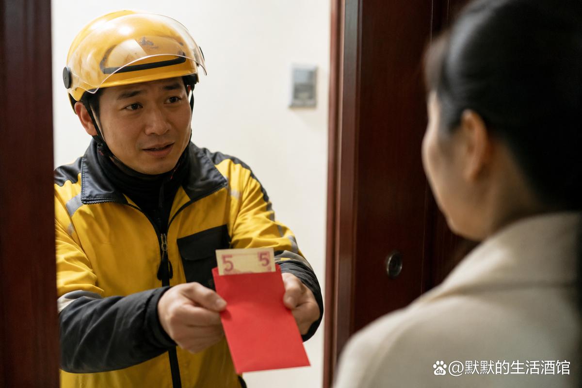 外卖超时,小哥送到时连忙递给我一个红包,恳求我不要给差评!